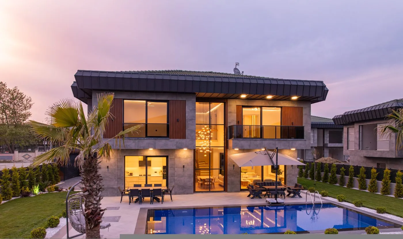 Garden İstanbul villasının havuz cephesi ve iki katlı yaşam alanı, gün batımı — Büyükçekmece, İstanbul