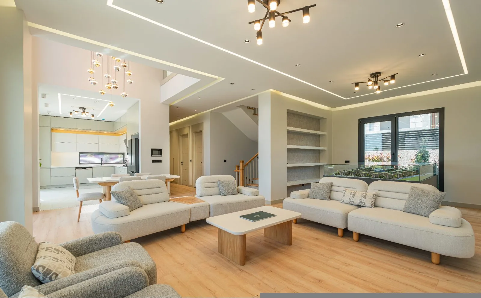 Garden İstanbul villasının salonu; mutfağa açılan yaşam alanı ve merdiven boşluğu