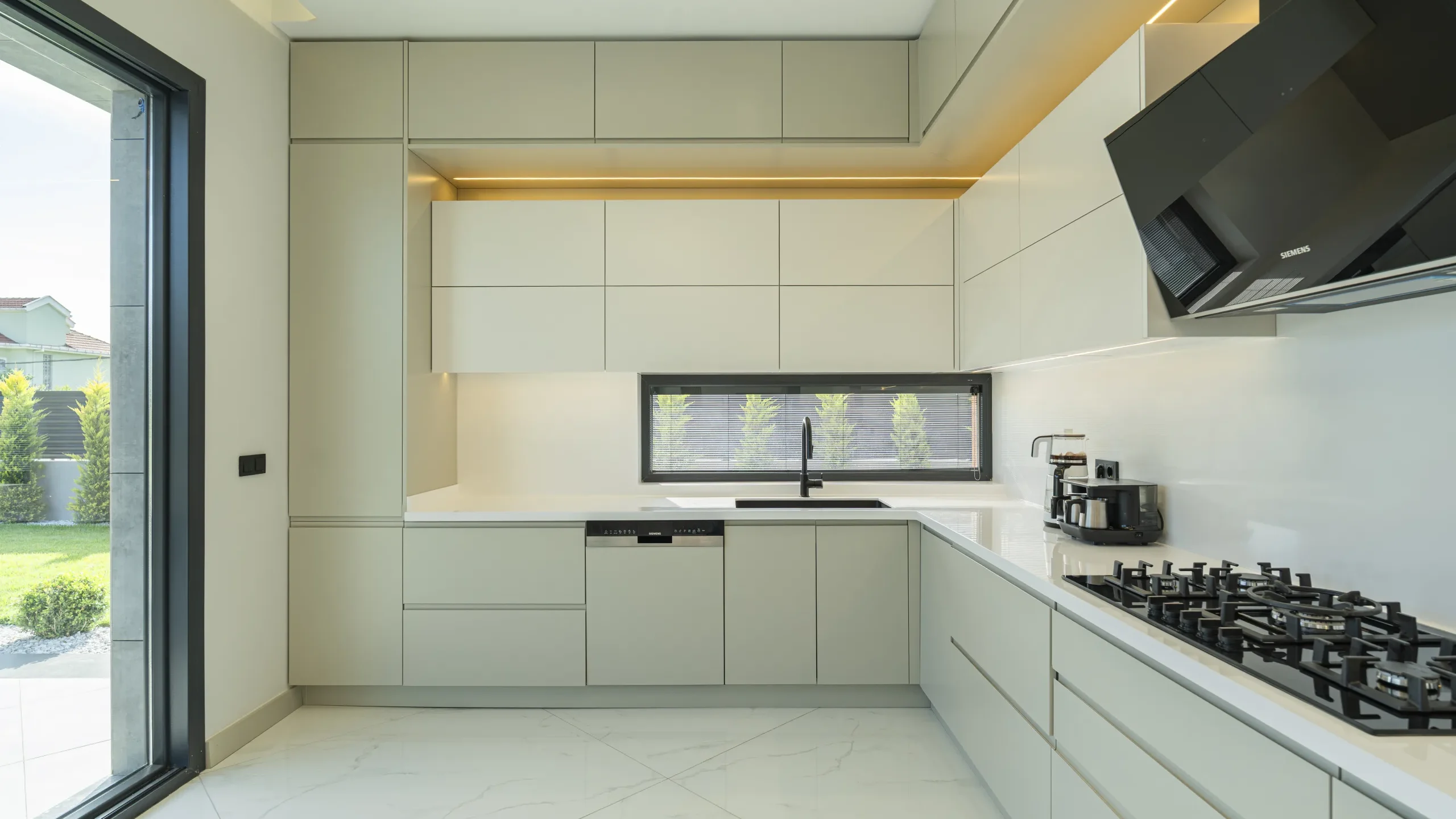 Garden İstanbul villasının ankastre donanımlı, doğal ışık alan modern mutfağı