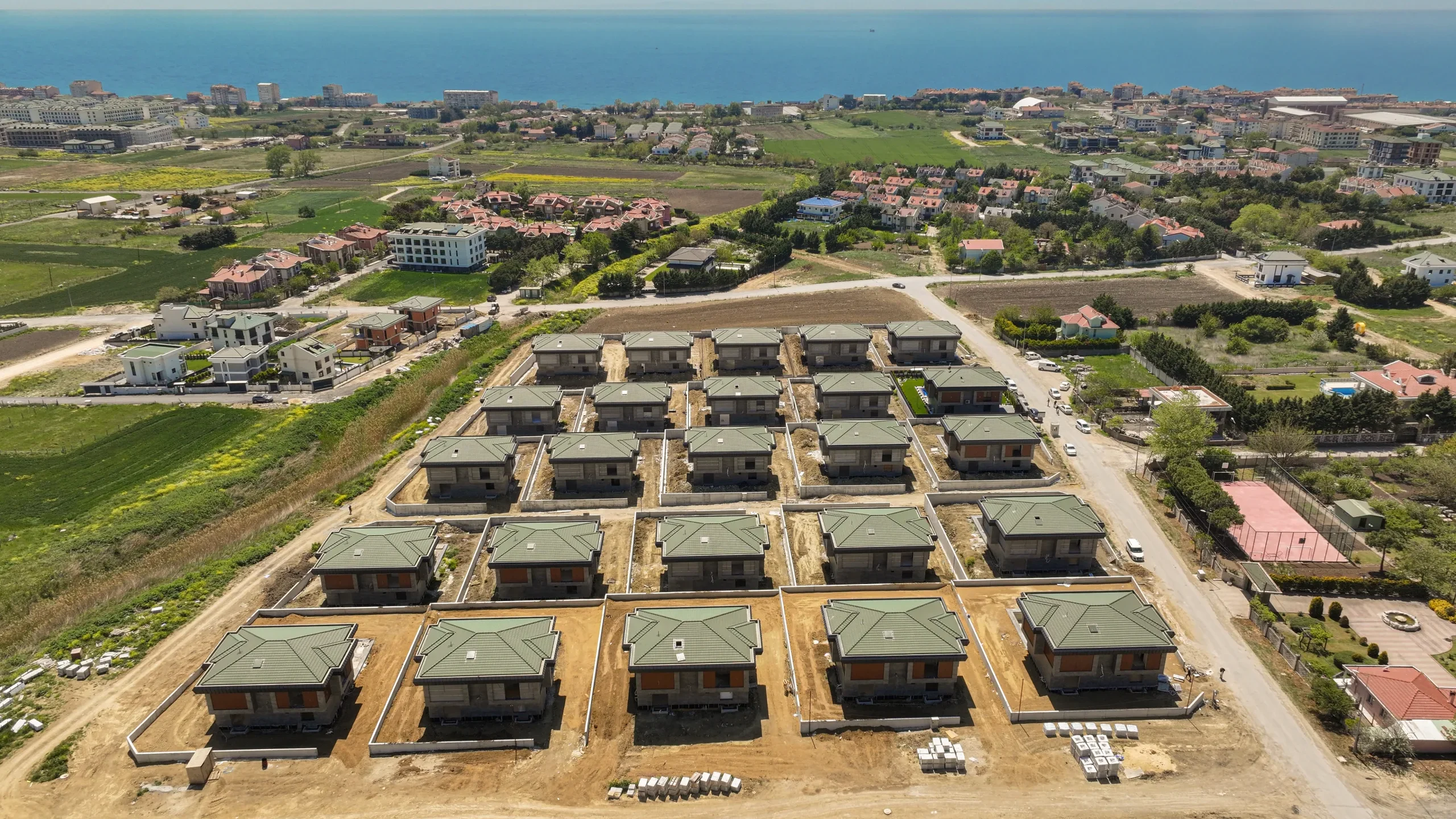 Garden İstanbul villa yerleşkesi kuşbakışı; sıra sıra villalar ve arka planda Marmara — Büyükçekmece