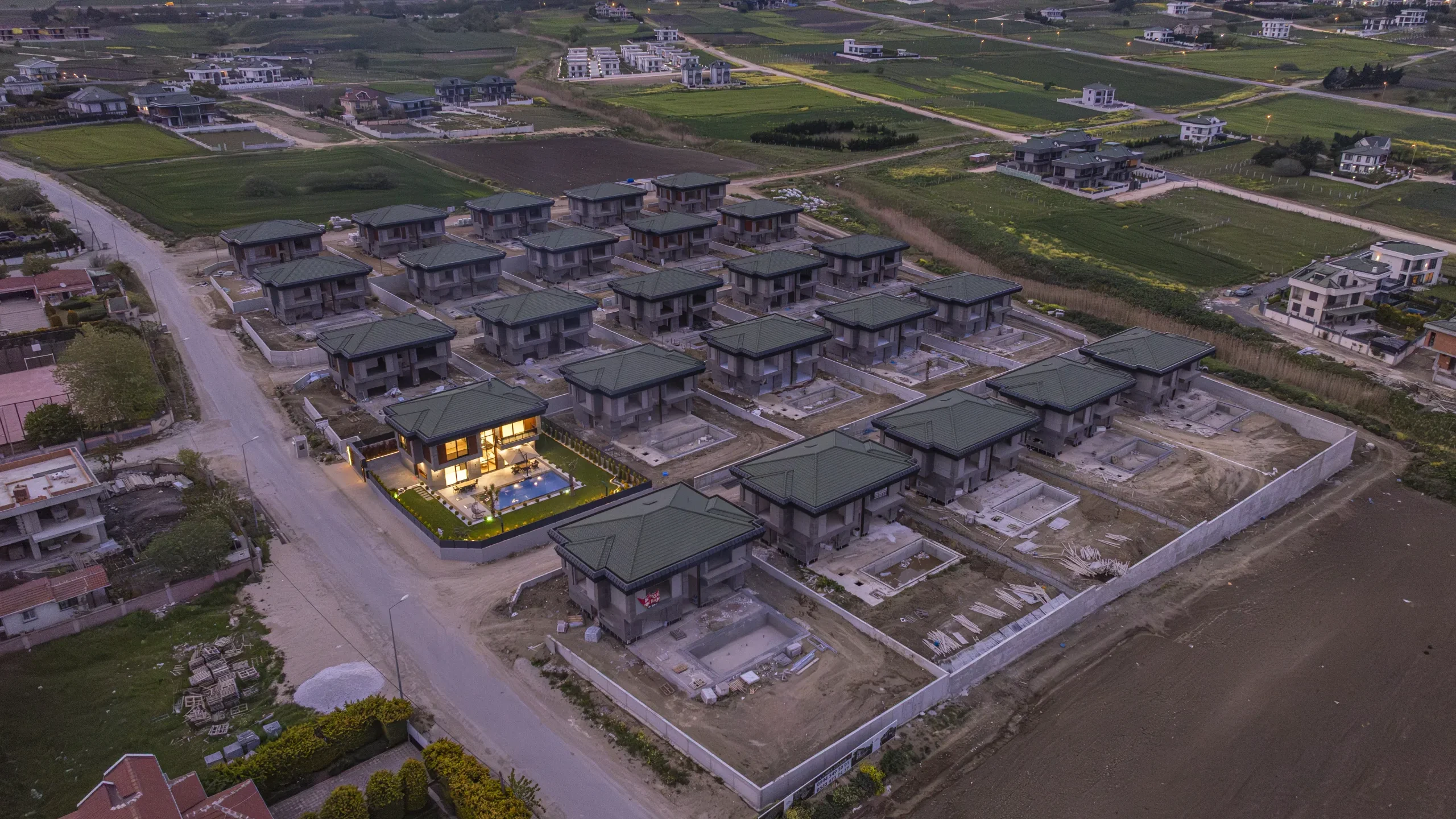 Garden İstanbul şantiyesi akşam kuşbakışı; 25 müstakil villanın yerleşim düzeni